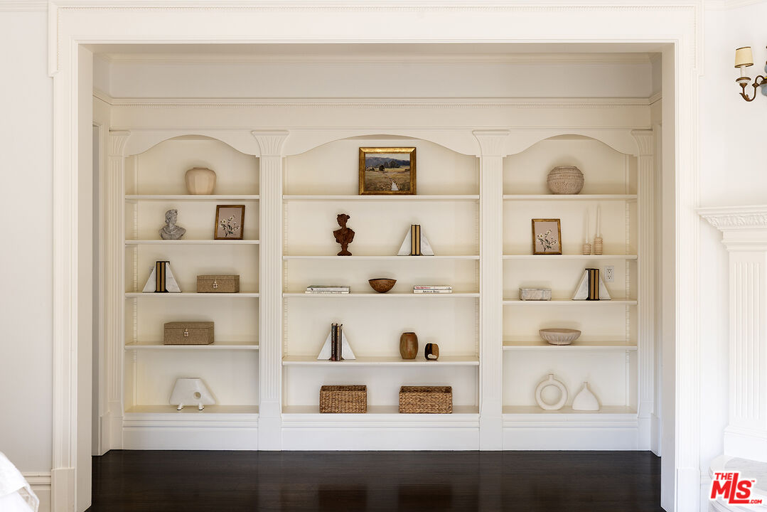 2041 Mandeville Canyon Rd