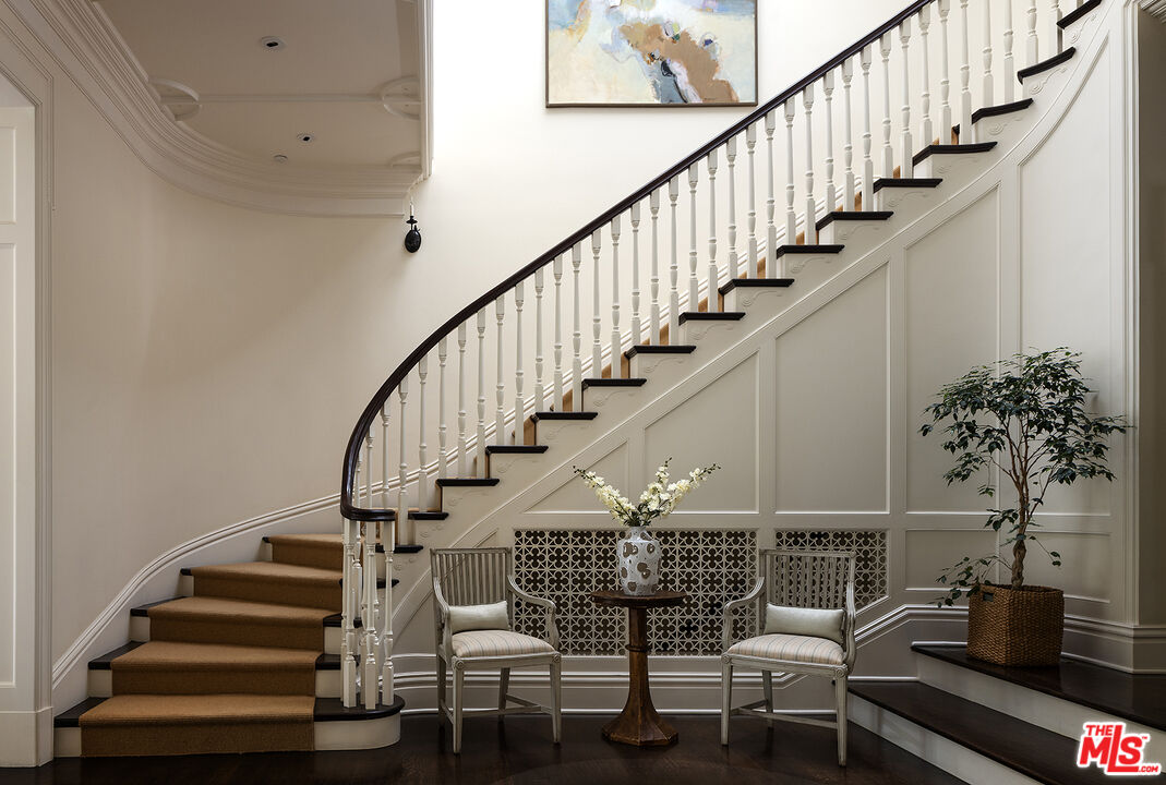 2041 Mandeville Canyon Rd