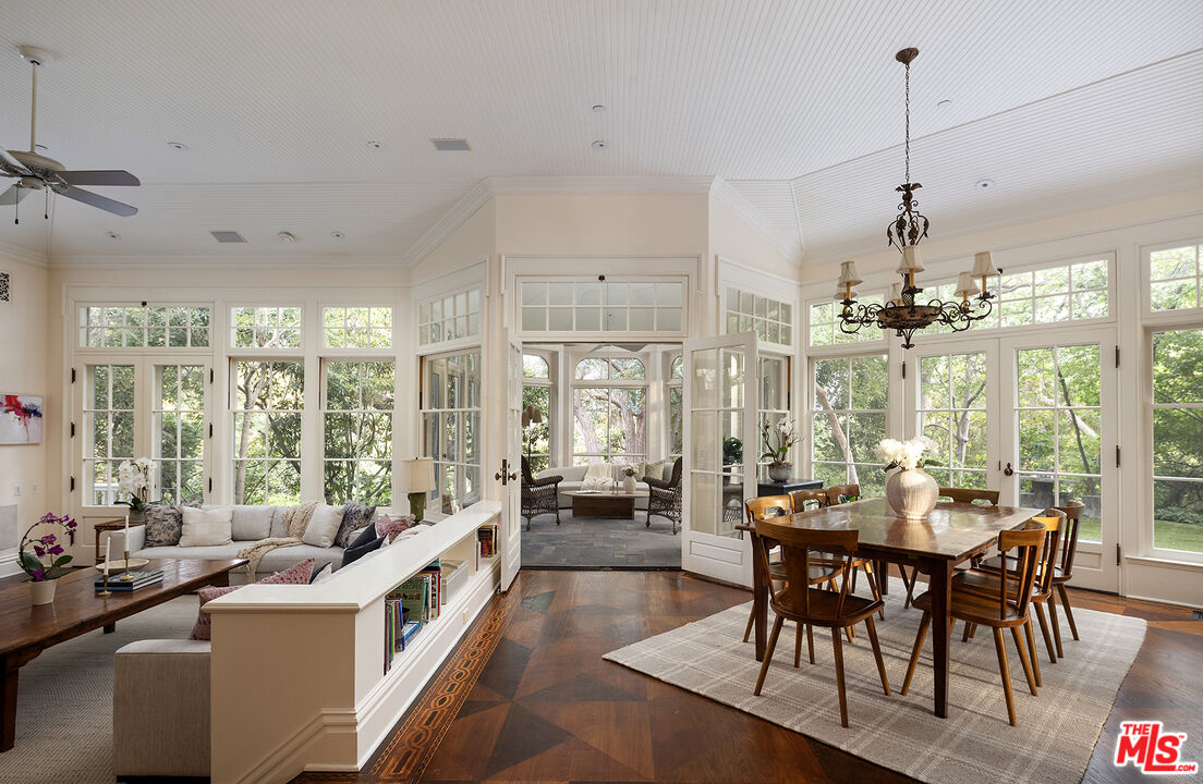 2041 Mandeville Canyon Rd