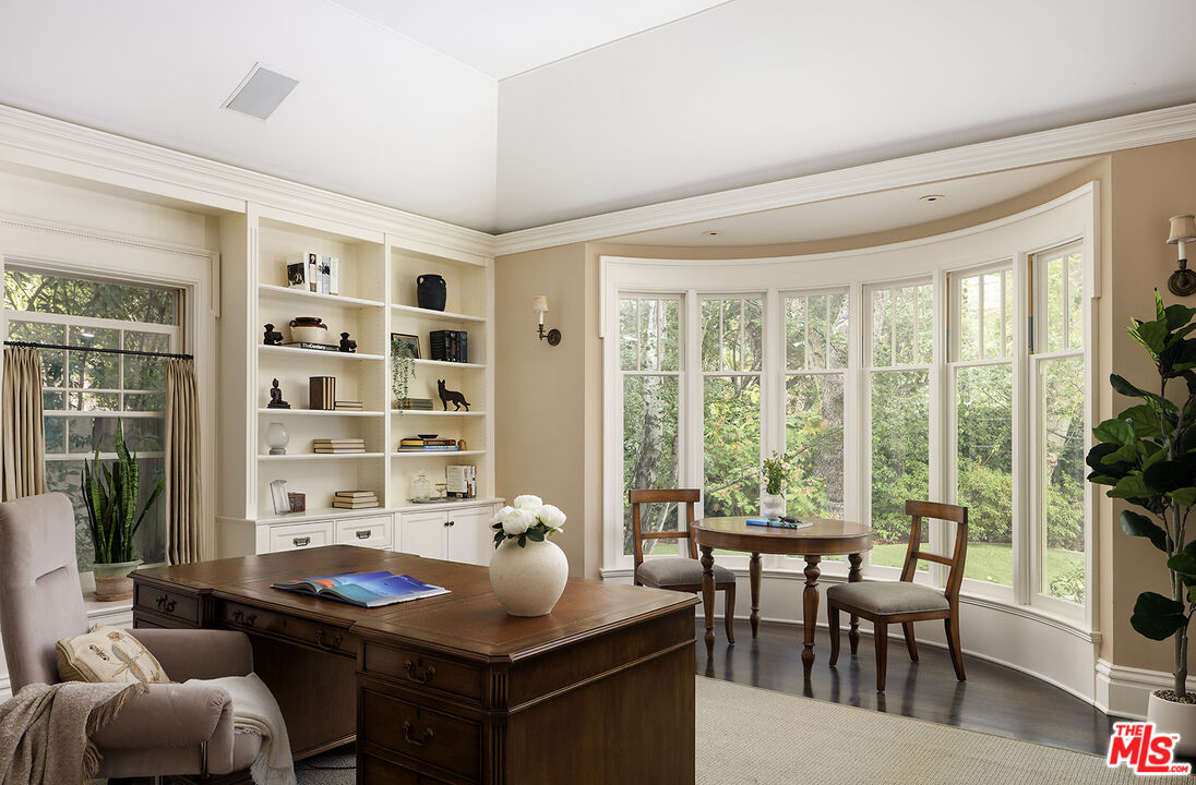 2041 Mandeville Canyon Rd