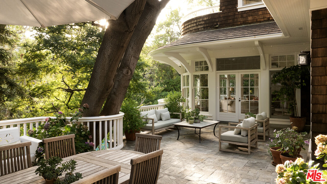 2041 Mandeville Canyon Rd