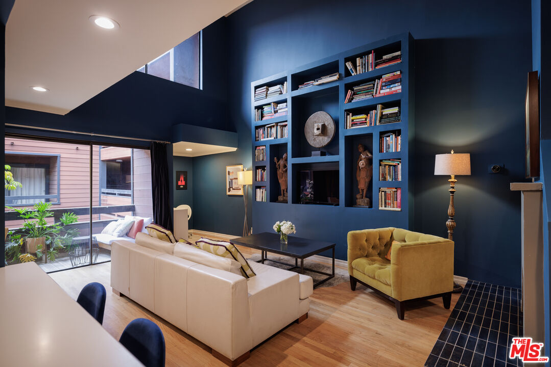 4425 Whitsett Ave Unit: 210