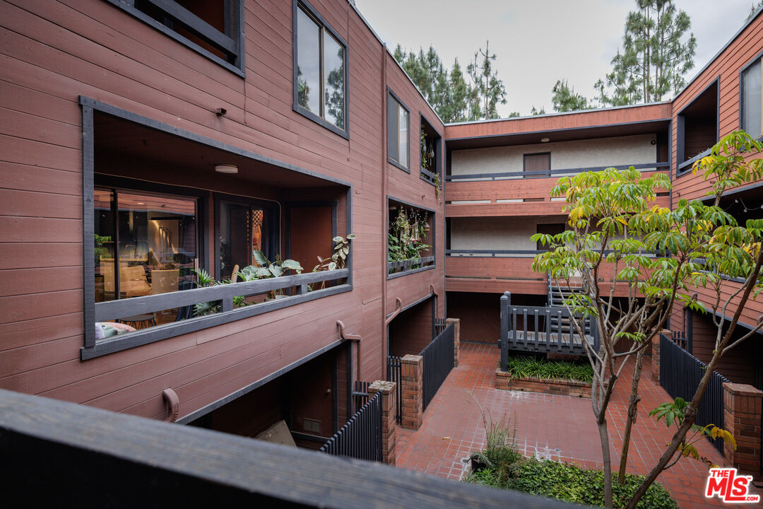 4425 Whitsett Ave Unit: 210