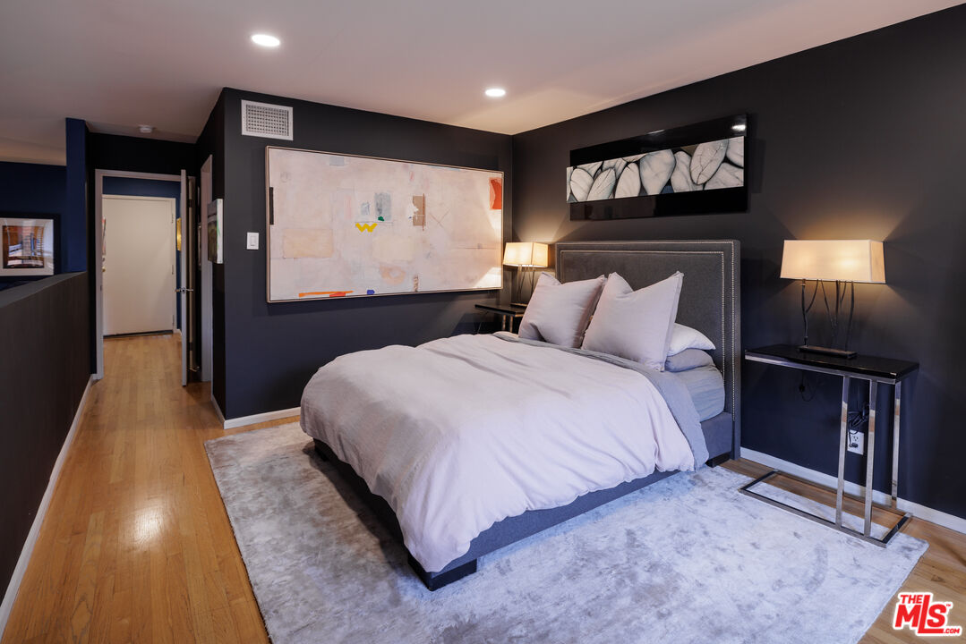 4425 Whitsett Ave Unit: 210