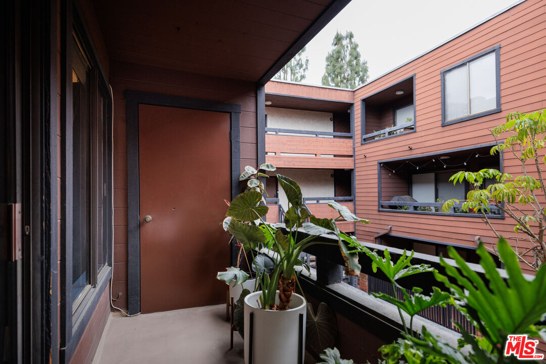 4425 Whitsett Ave Unit: 210