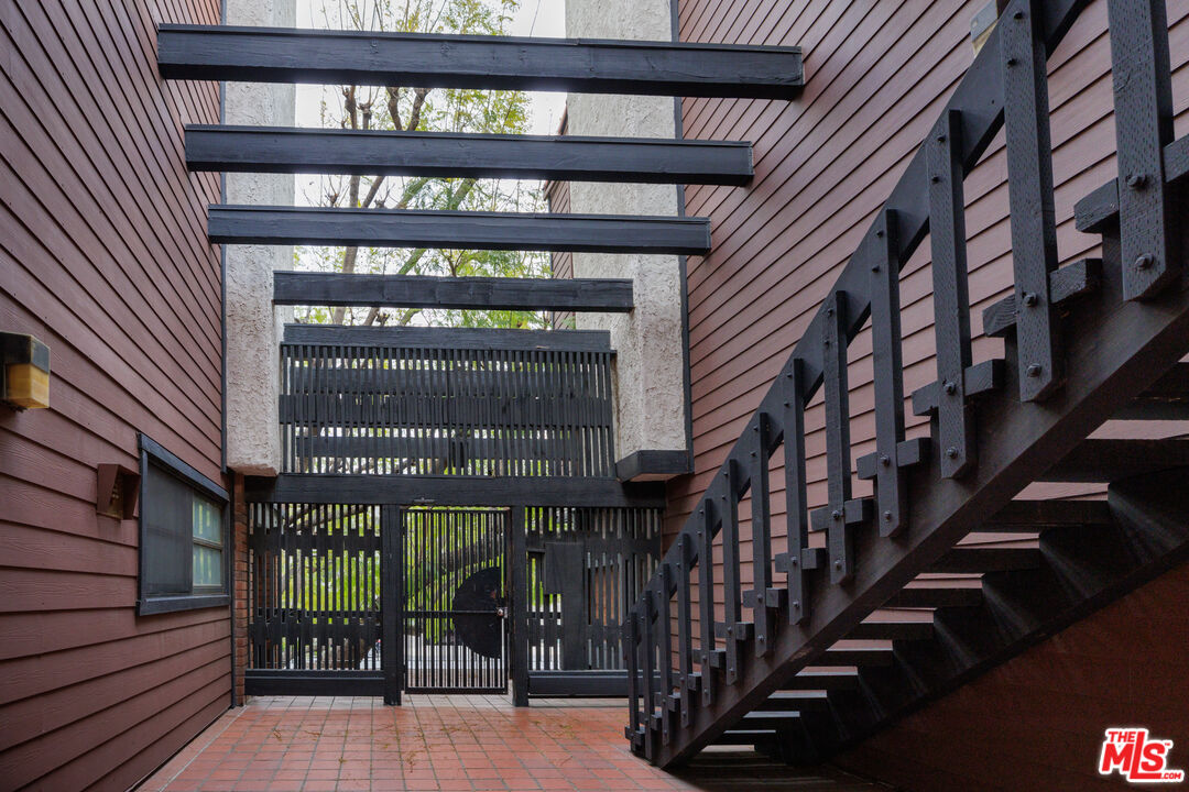 4425 Whitsett Ave Unit: 210