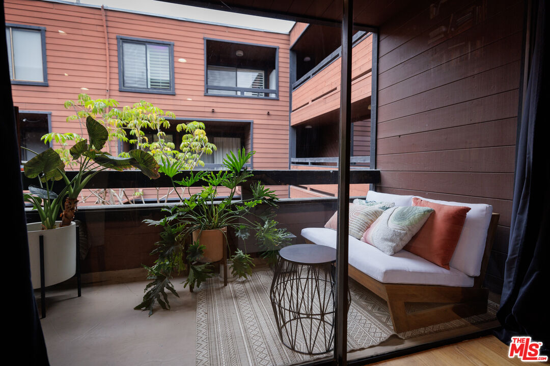 4425 Whitsett Ave Unit: 210