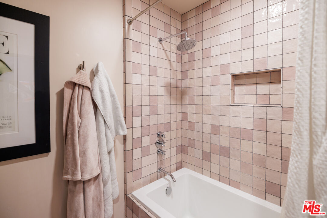 4425 Whitsett Ave Unit: 210