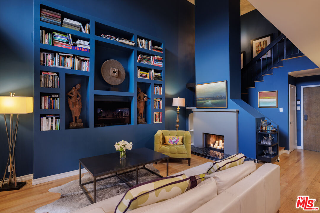 4425 Whitsett Ave Unit: 210