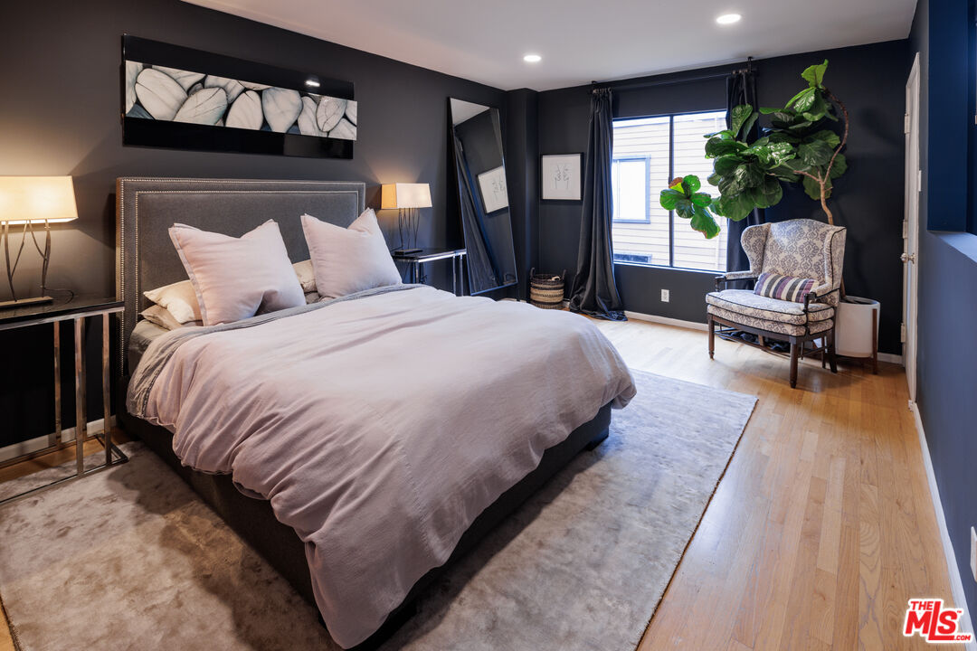 4425 Whitsett Ave Unit: 210