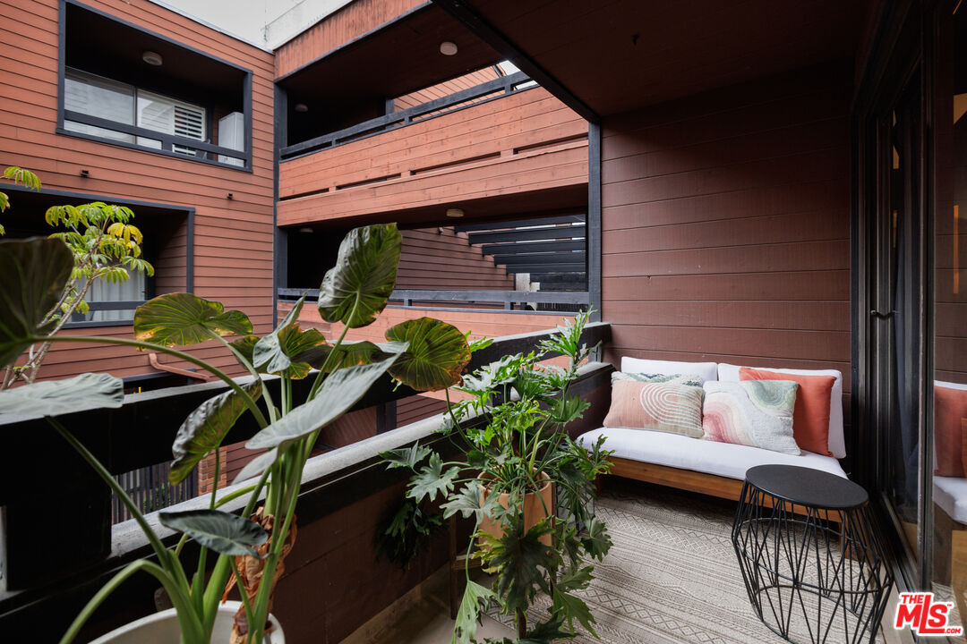 4425 Whitsett Ave Unit: 210