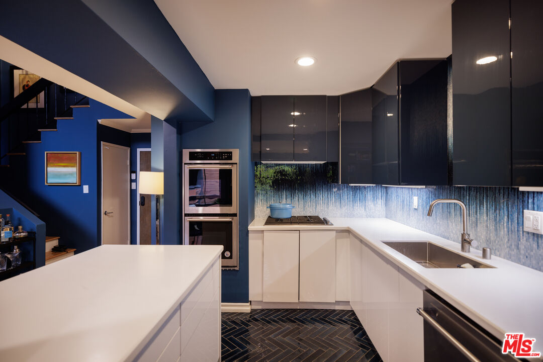 4425 Whitsett Ave Unit: 210