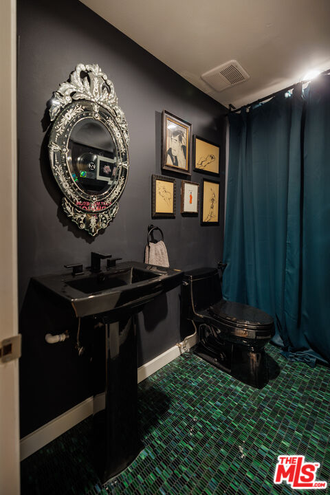 4425 Whitsett Ave Unit: 210