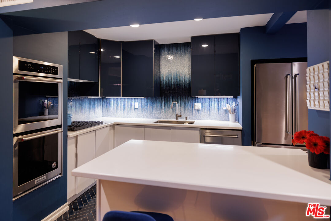 4425 Whitsett Ave Unit: 210