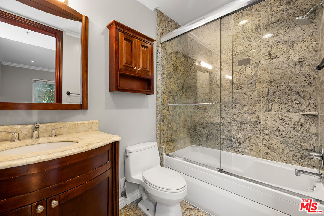 632 N Kings Rd Unit: 102