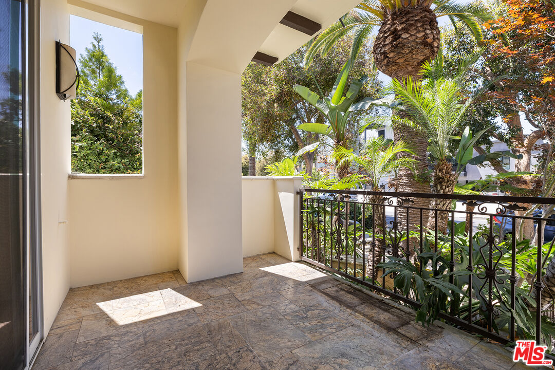 632 N Kings Rd Unit: 102