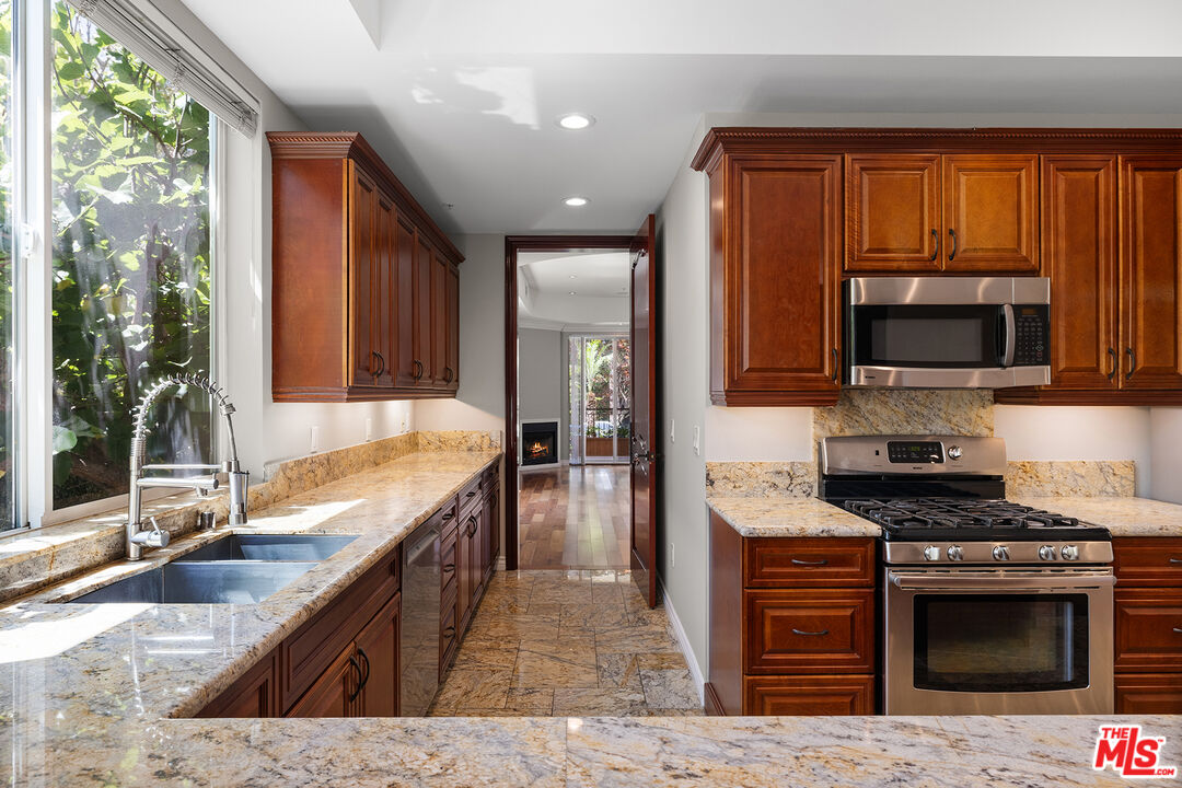 632 N Kings Rd Unit: 102