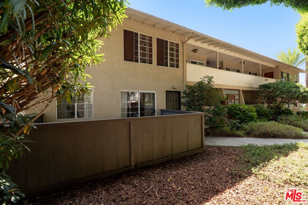 2910 Arizona Ave Unit: 1