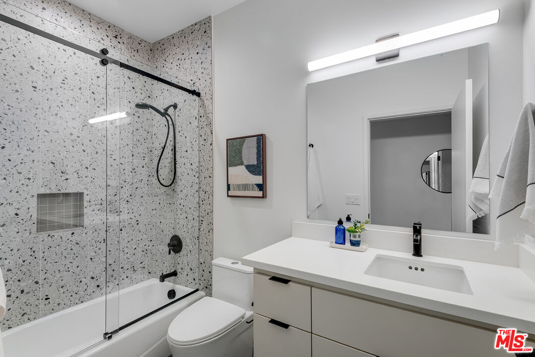 841 N La Fayette Park Pl