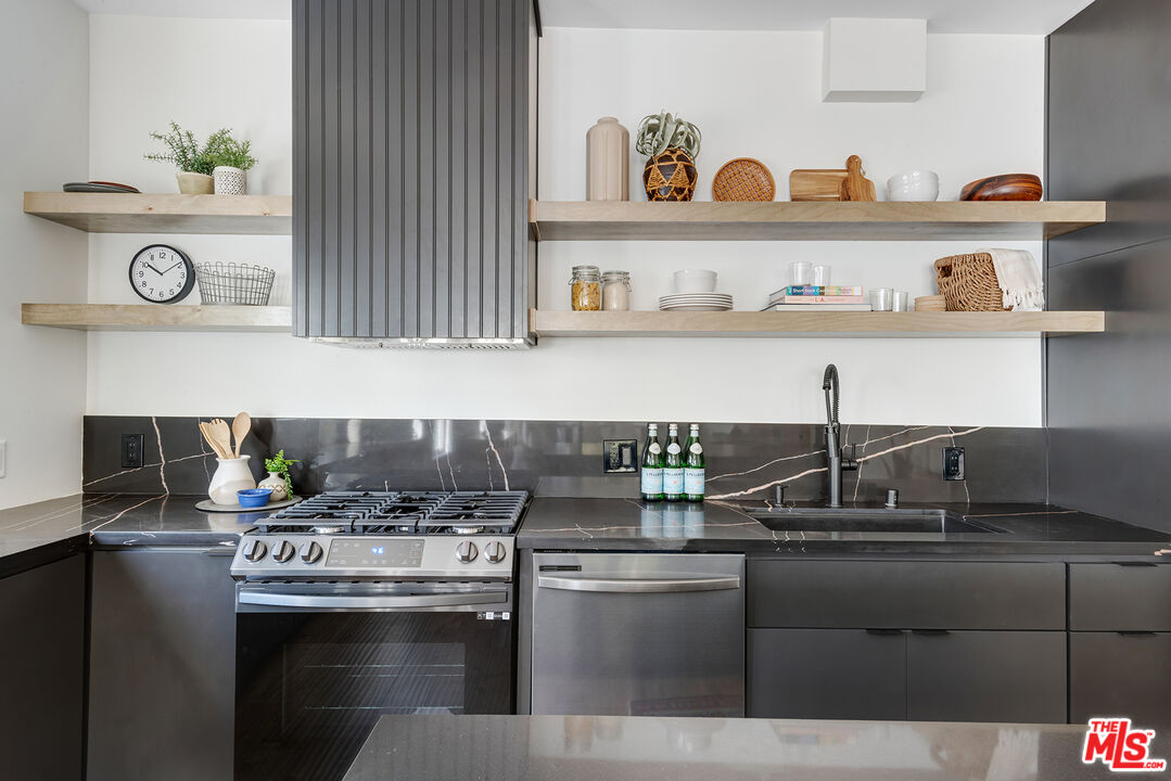 841 N La Fayette Park Pl