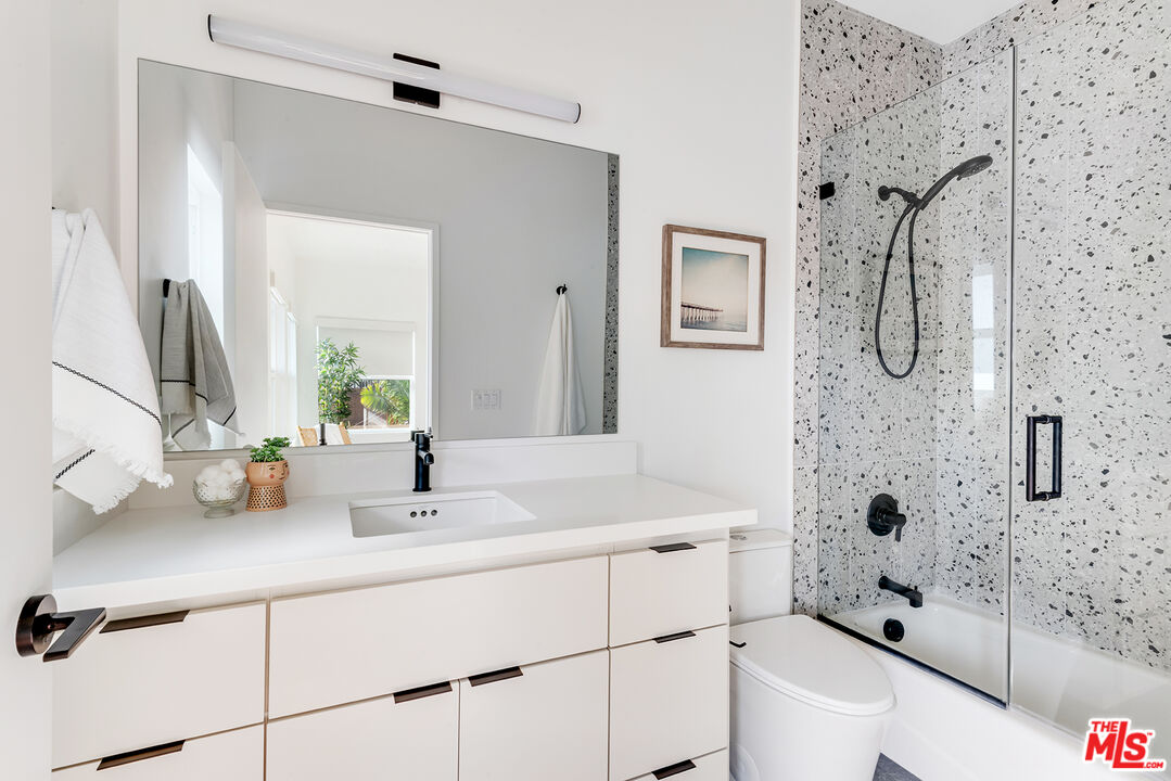 841 N La Fayette Park Pl