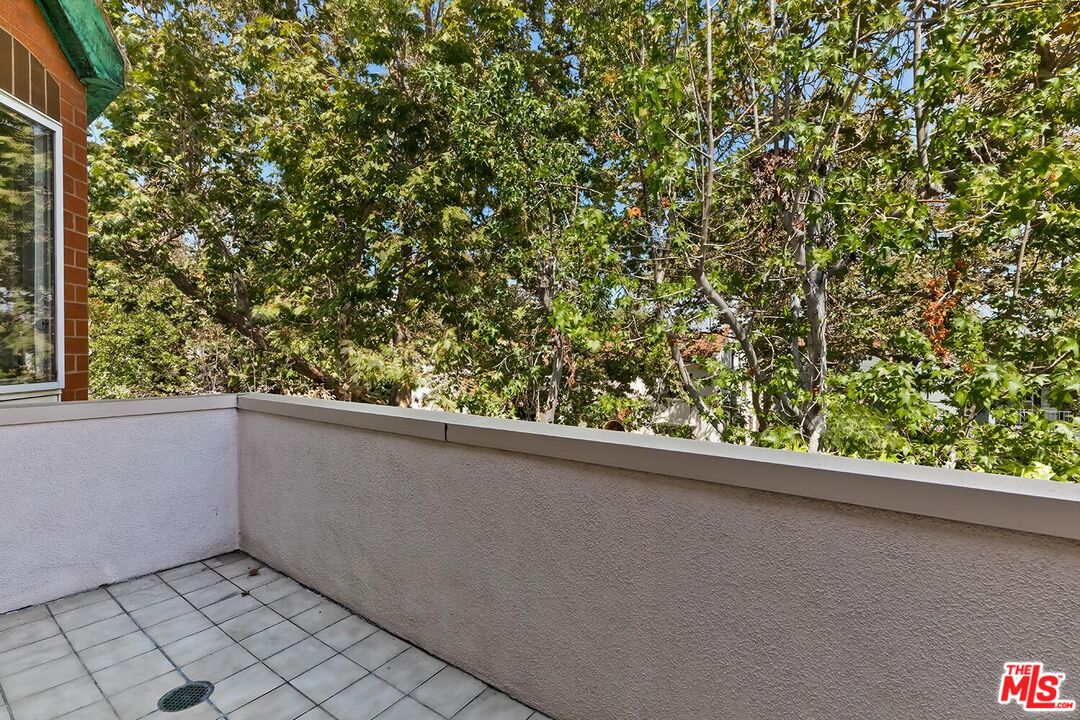 121 N Almont Dr Unit: 303