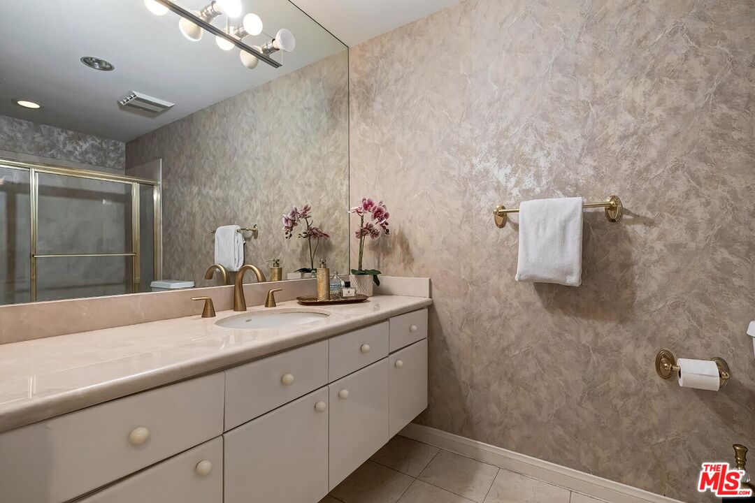 121 N Almont Dr Unit: 303