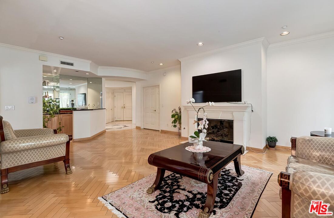 121 N Almont Dr Unit: 303