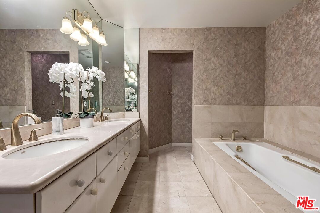 121 N Almont Dr Unit: 303