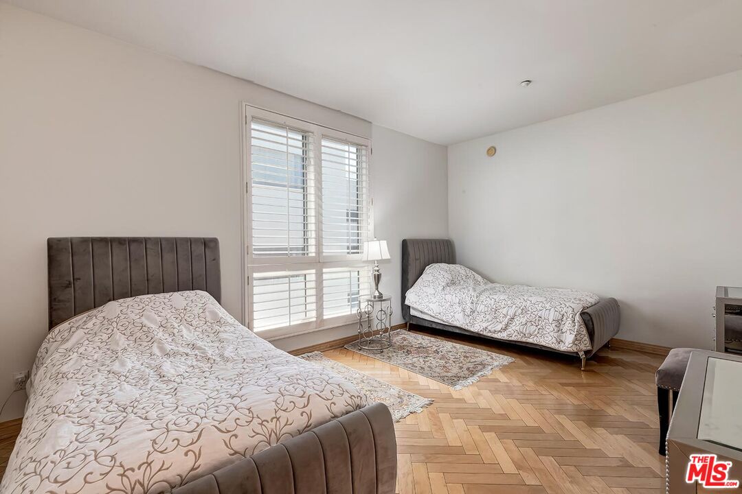 121 N Almont Dr Unit: 303