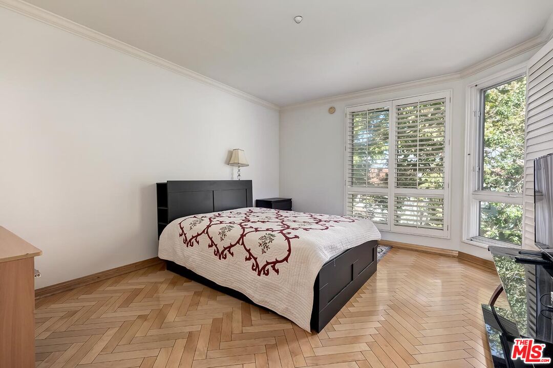 121 N Almont Dr Unit: 303