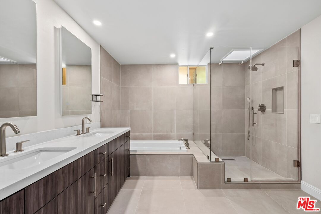 12633 Moorpark St Unit: 208