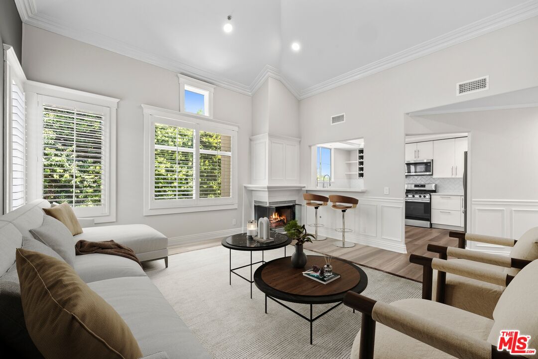 12633 Moorpark St Unit: 208