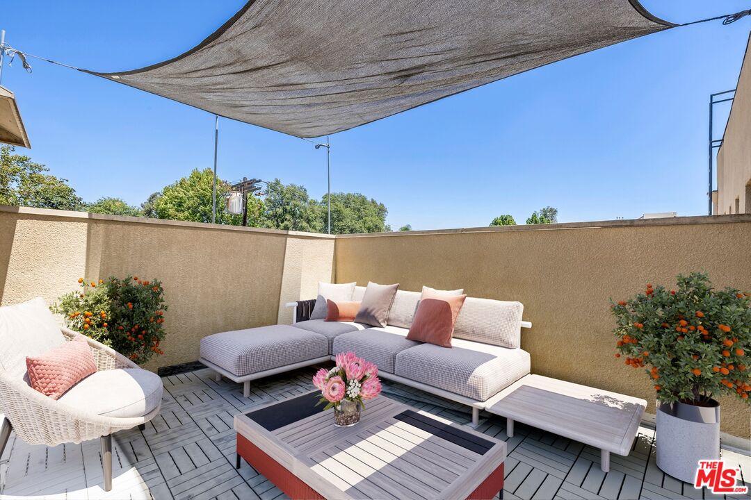 12633 Moorpark St Unit: 208