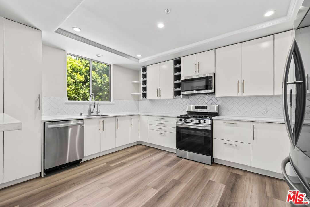 12633 Moorpark St Unit: 208