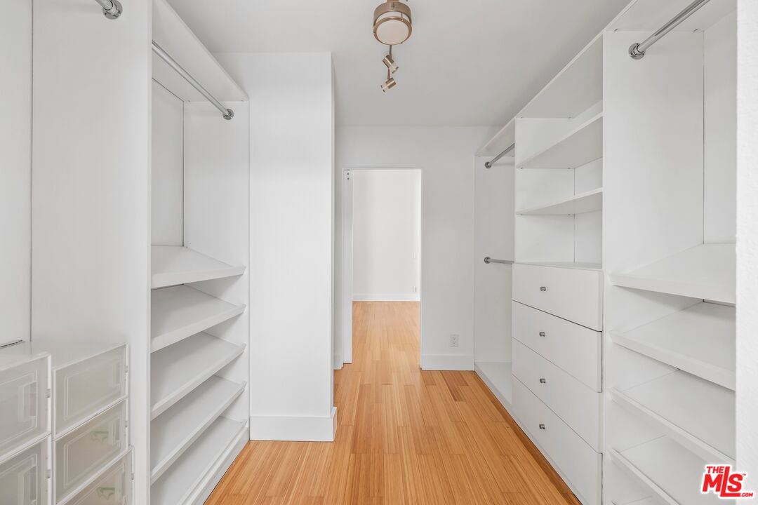 1300 N Beverly Glen Blvd