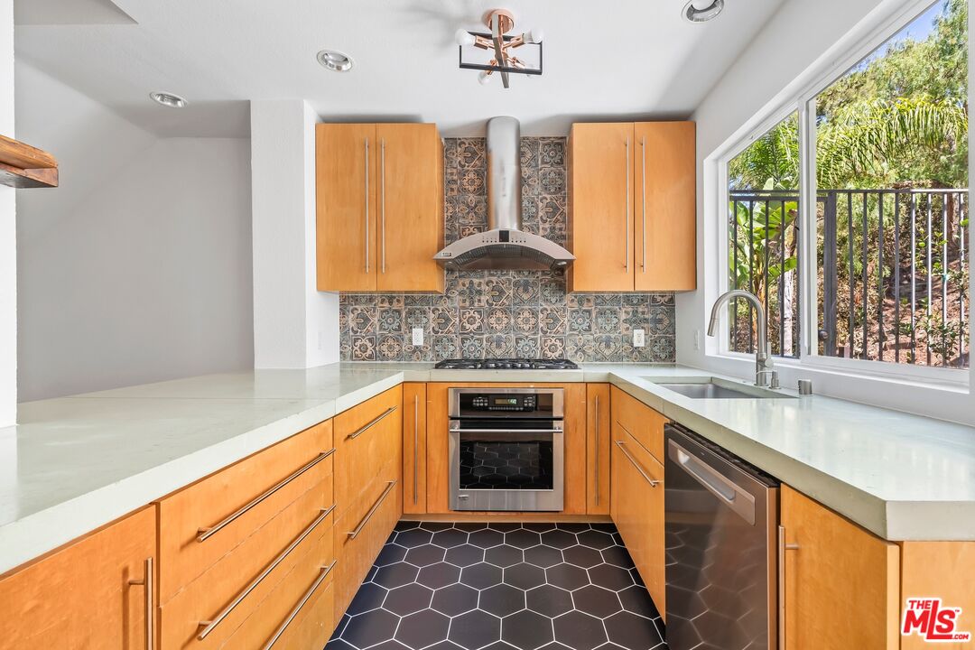 1300 N Beverly Glen Blvd