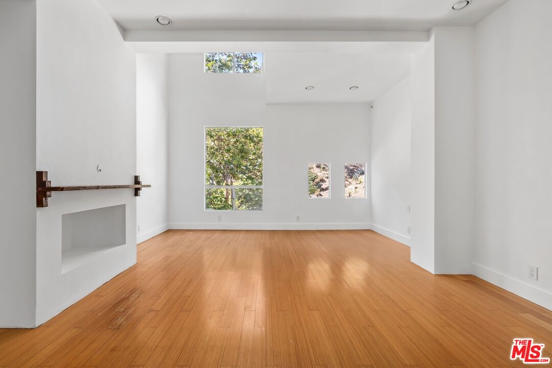 1300 N Beverly Glen Blvd