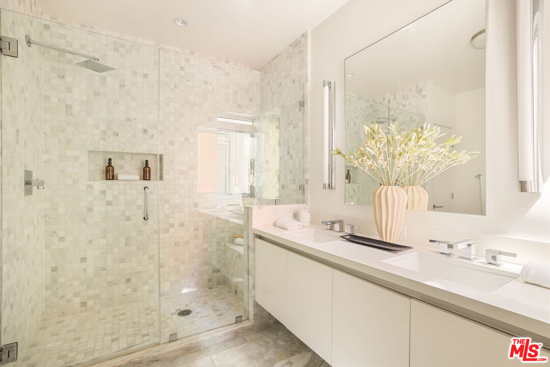 616 N Croft Ave Unit: 1