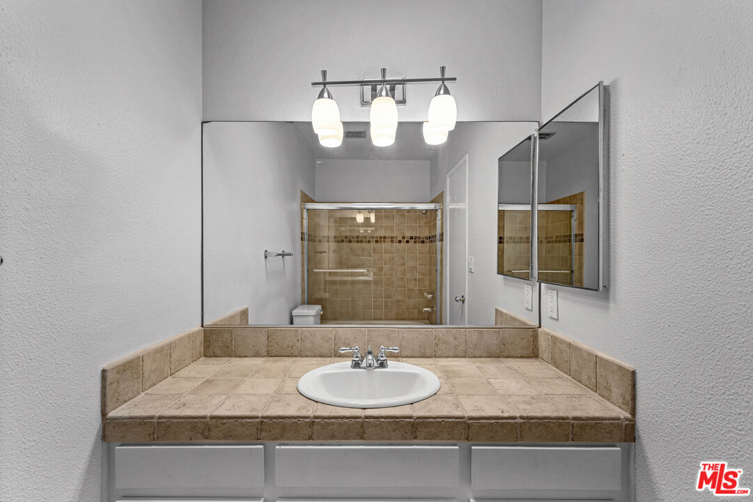 1342 HARVARD ST Unit: 204