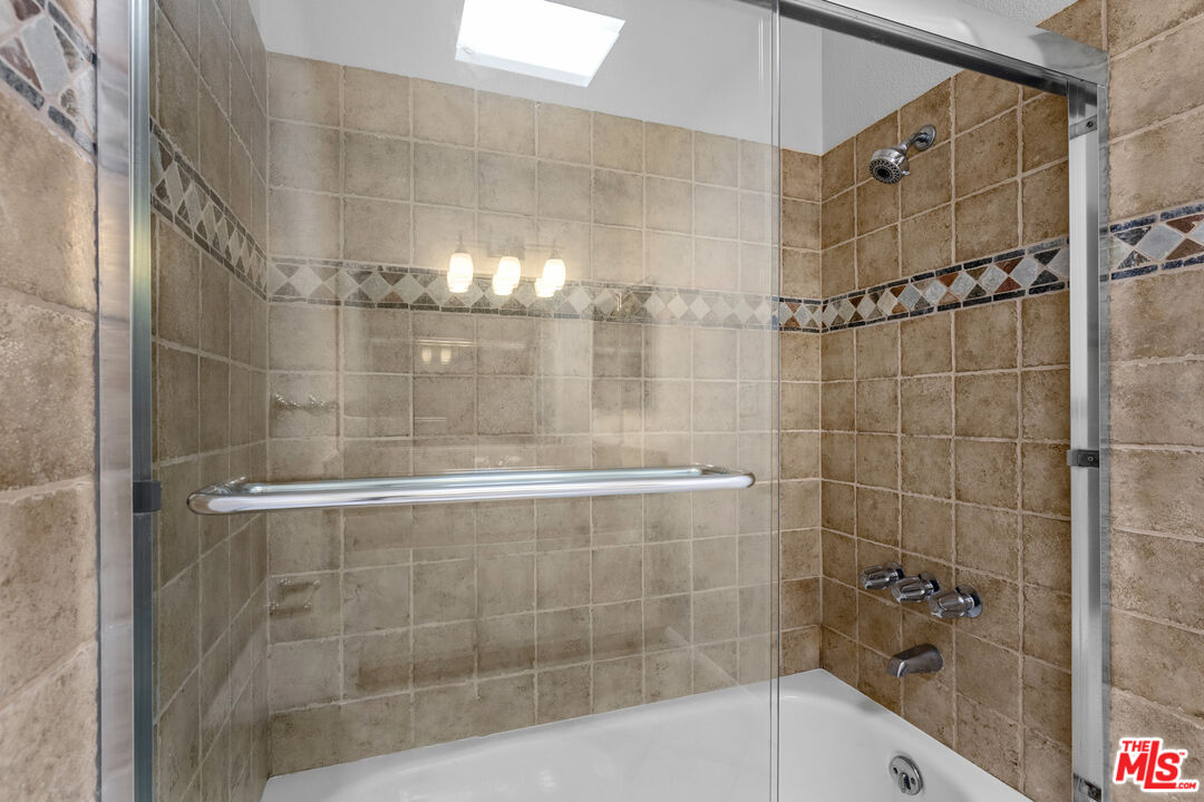 1342 HARVARD ST Unit: 204