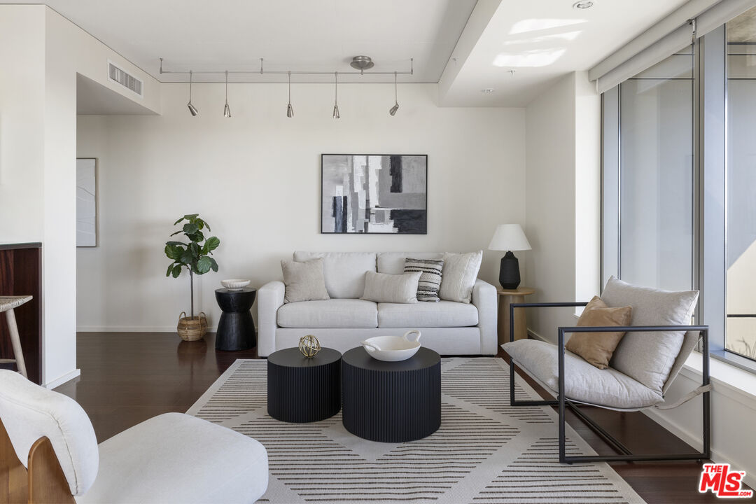 1155 S Grand Ave Unit: 1204