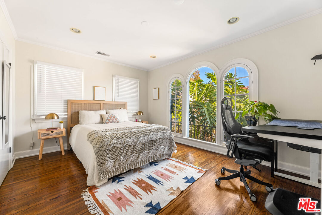 1569 S Orange Grove Ave