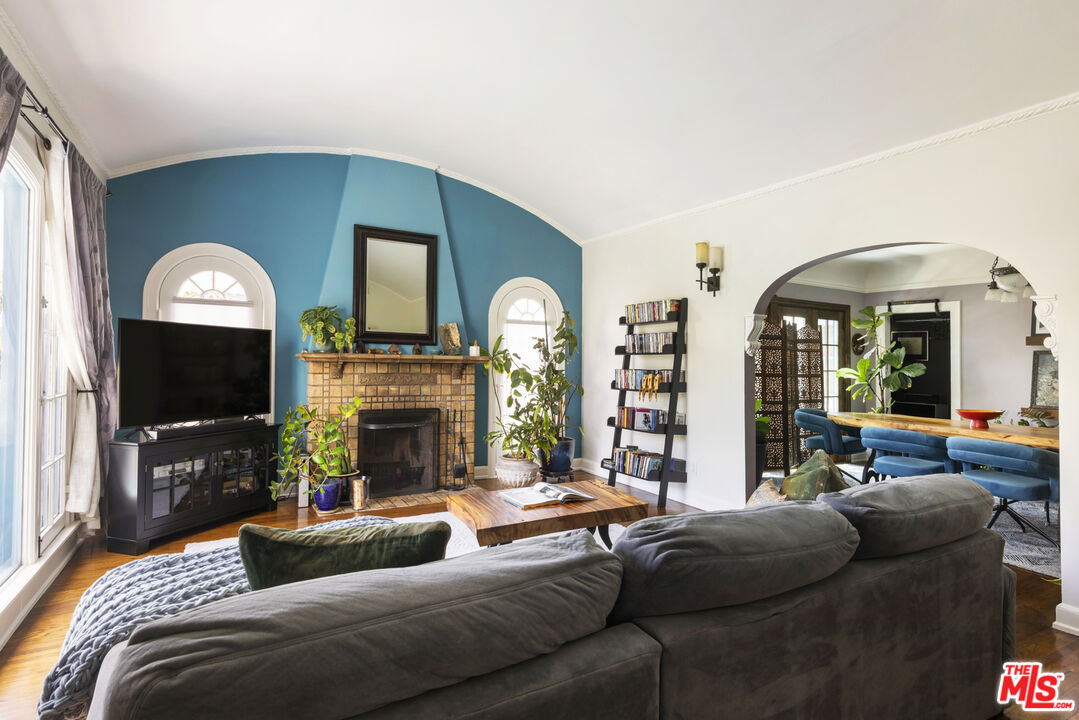 1569 S Orange Grove Ave