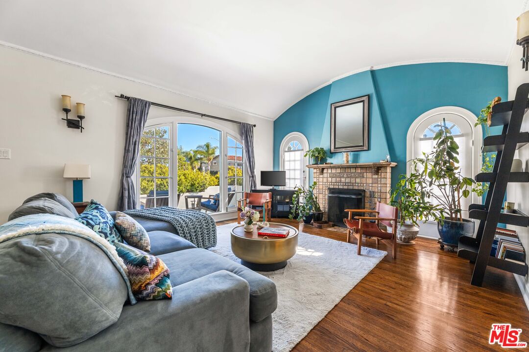 1569 S Orange Grove Ave