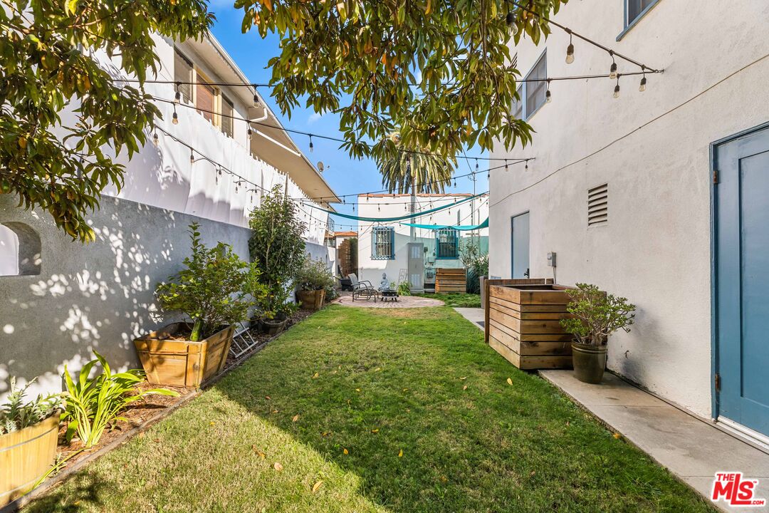 1569 S Orange Grove Ave