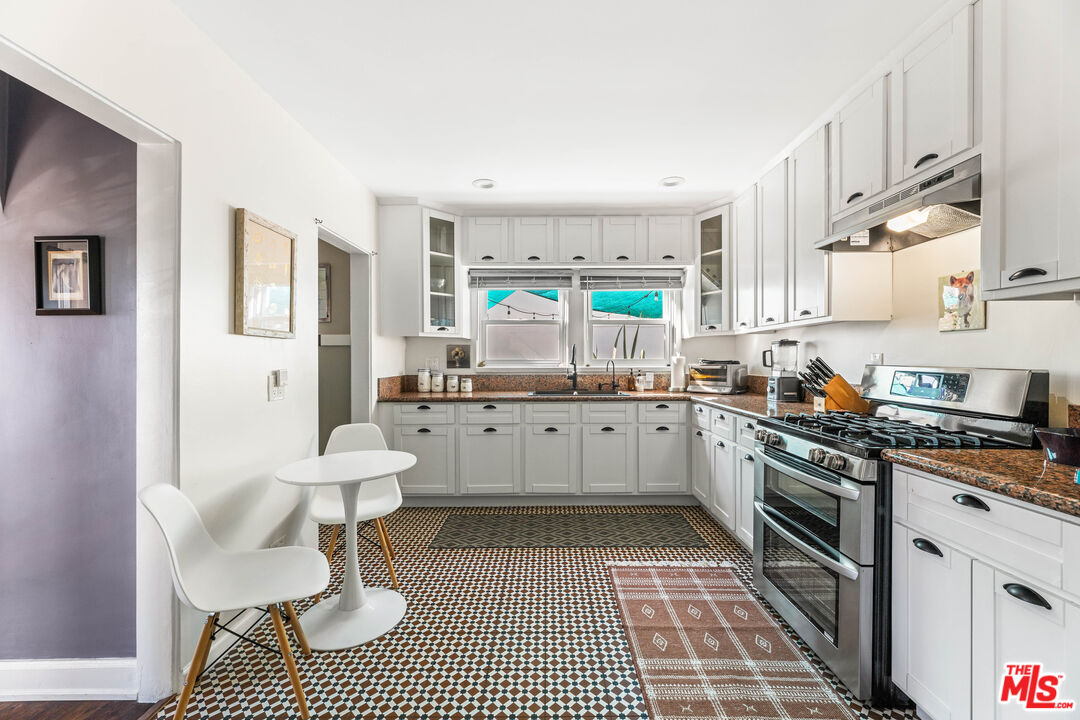 1569 S Orange Grove Ave