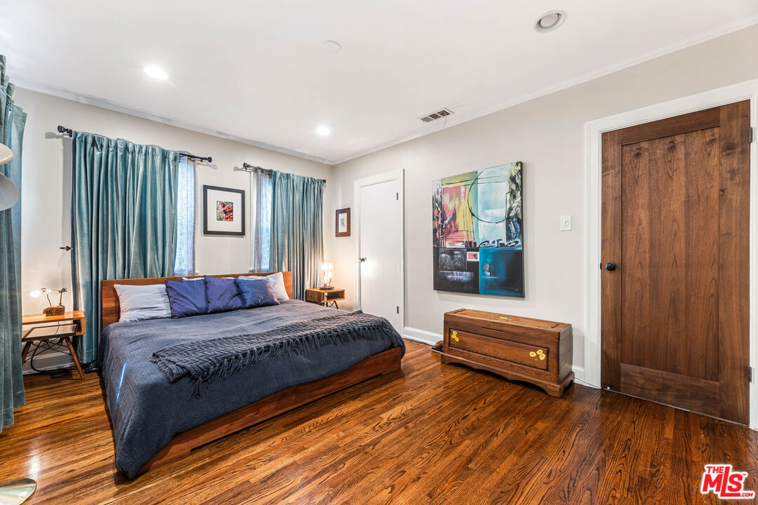 1569 S Orange Grove Ave