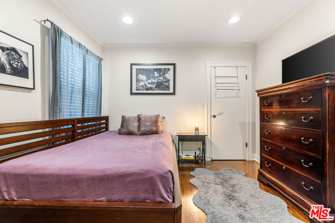 1569 S Orange Grove Ave