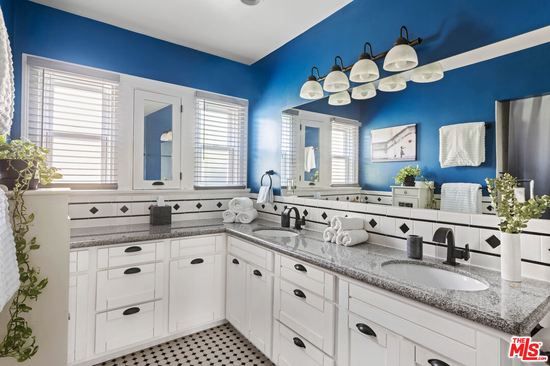 1569 S Orange Grove Ave